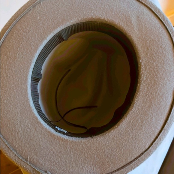 Grey hat with removable tassel - Picture 3 of 4